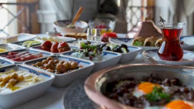 Çırağan Sarayı’nda boğaz esintili iftar ve sahur sefası 