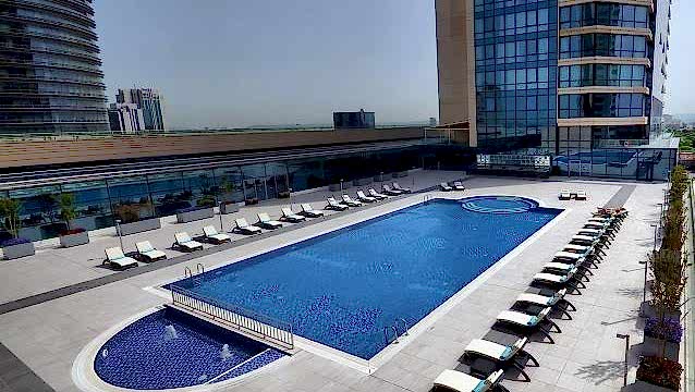 Hafta sonu havuz kaçamağı Wyndham Grand İstanbul Levent Otel’de