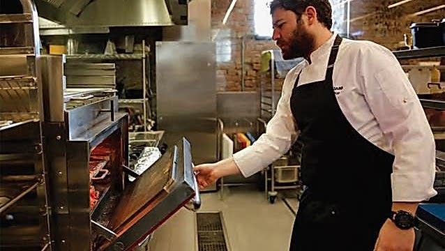 Mustafa Otar, malzemeyi odağında tutuyor