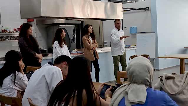 Özsüt, pasta yapımının inceliklerini gastronomi öğrencileriyle paylaştı