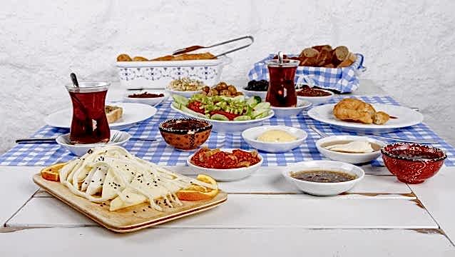 Ramazan Bayramı’nda aşırıya kaçmadan beslenmenin yolları