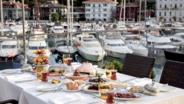 The Grand Tarabya, zengin mönüsüyle iftara bekliyor