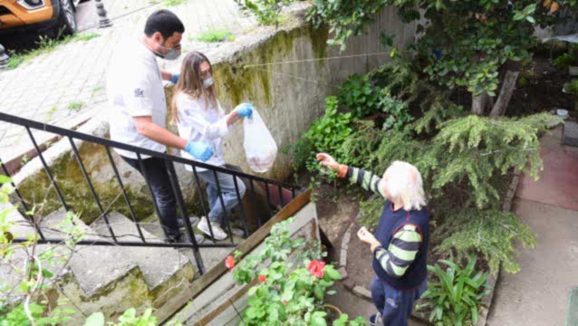 Türkiye’nin en iyi şefleri, pişirdikleri yemekleri Kadıköylü komşularına dağıttı